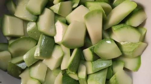 茭瓜凉拌吃,茭瓜凉拌，美味解暑新选择