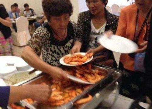 成都大爷大妈吃瓜