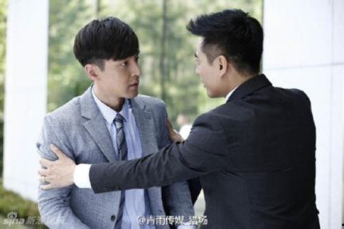 胡歌戏场陈龙吃瓜,一场意外的甜蜜互动