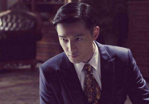 胡歌戏场陈龙吃瓜,一场意外的甜蜜互动