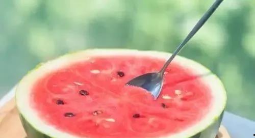 瓜农用勺吃瓜,传统农趣与现代生活的完美融合