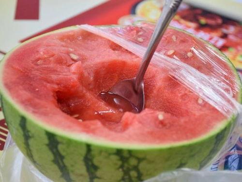 瓜农用勺吃瓜,传统农趣与现代生活的完美融合