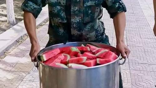 军人班长吃瓜,军营里的休闲时光