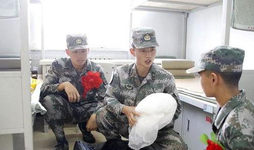 军人班长吃瓜,军营里的休闲时光