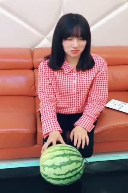 美女买瓜吃,美女邂逅甜蜜时光