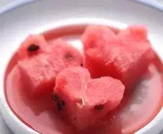 例假吃瓜好吗,揭秘例假期间不宜吃瓜的真相”