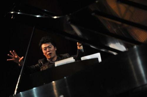 郎朗吃瓜动图,萌态尽显，网友直呼可爱