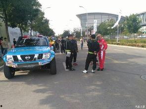 汽车爆炸吃瓜群众,吃瓜群众围观惊险瞬间  第2张