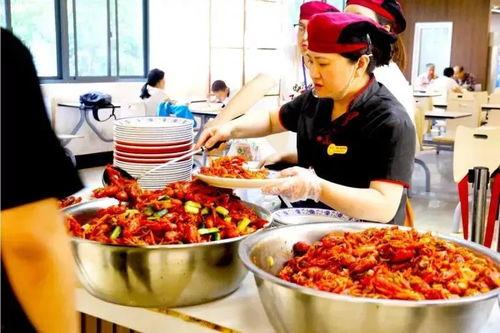 食堂喂奶吃瓜视频,妈妈喂奶宝宝吃瓜，温馨画面引网友热议  第3张